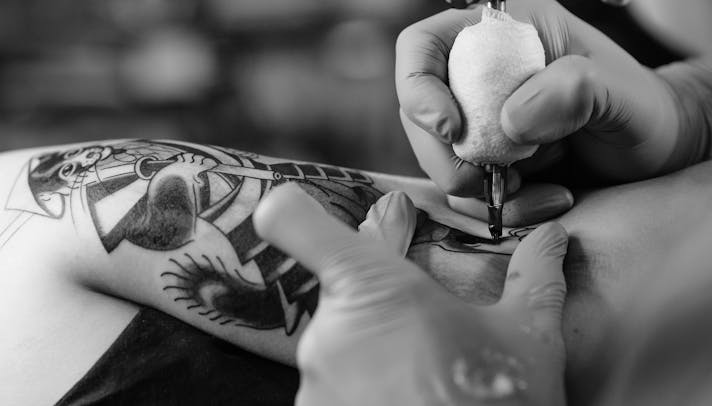 Partita IVA per tatuatore: guida fiscale, tasse, costi e contributi previdenziali